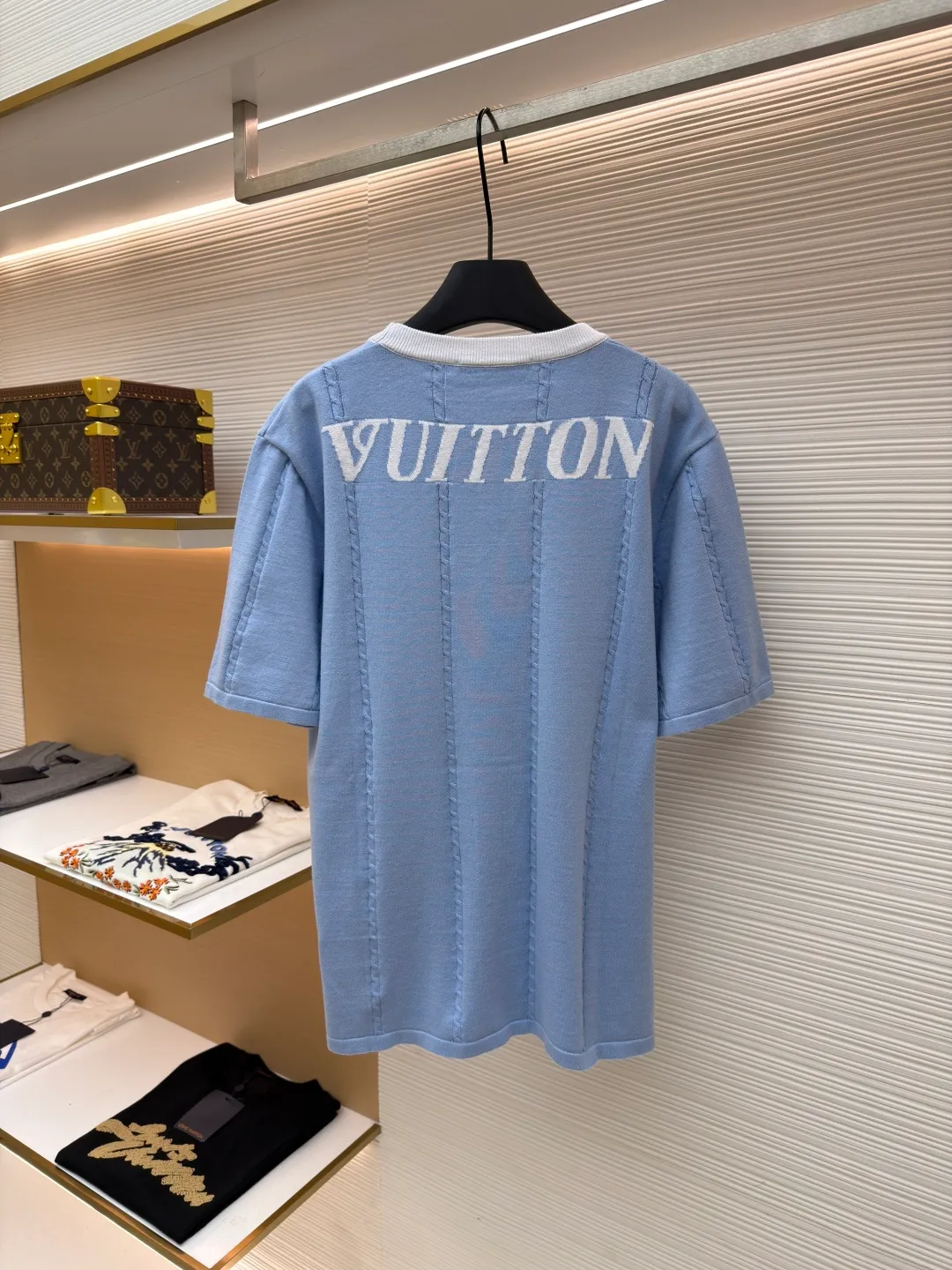 LOUIS VUITTON collar badge embroidered knitted T-shirt ●Original version: purchased and developed by 14384 ●Item number: 1681305-A65 ●Material: knitted cotton fabric ●Technology: three-dimensional cable knitting ●Color: blue ●Version: fitted version ●Weight: about 325 grams ●Size: XS-S-M-L ●Description: Contrast color rib collar technology: The neckline is made of white rib fabric and the main body is light blue knitted fabric. The rib structure has good elasticity and shaping, which not only improves the durability of the collar, but also forms a visual contrasting color layer. Three-dimensional cable knitting technology: The cable knitting pattern distributed longitudinally on the body uses special knitting stitches to give the fabric a three-dimensional texture, adding to the texture and design details of the item. Embroidery badge technology: The brand badge on the chest uses precision embroidery technology to clearly present the pattern details. The embroidery stitches are firm and shiny, highlighting the exquisiteness of the brand logo. Knitted silhouette tailoring process: The overall use of loose knitted silhouette tailoring, combined with the drape of knitted fabrics, ensures comfortable wearing while creating a casual yet high-end version. The overall wiring is straight and delicate, the fabric is comfortable and soft, and the color is consistent without color difference. It can be matched with the same style to create a fashionable look and control various occasions. Customized accessories, complete with three standards, same style for men and women!